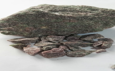 图b(石榴石矿石）
