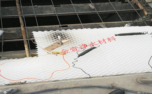 巩义市金壹净水材料有限公司工作人员在进行蜂窝斜管池内组装