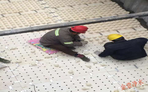金壹净水材料工人在进行滤头滤帽安装