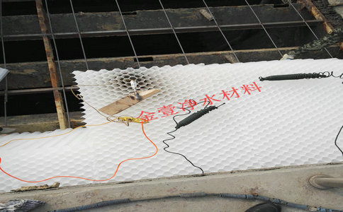 我司工作人员在进行斜管填料安装